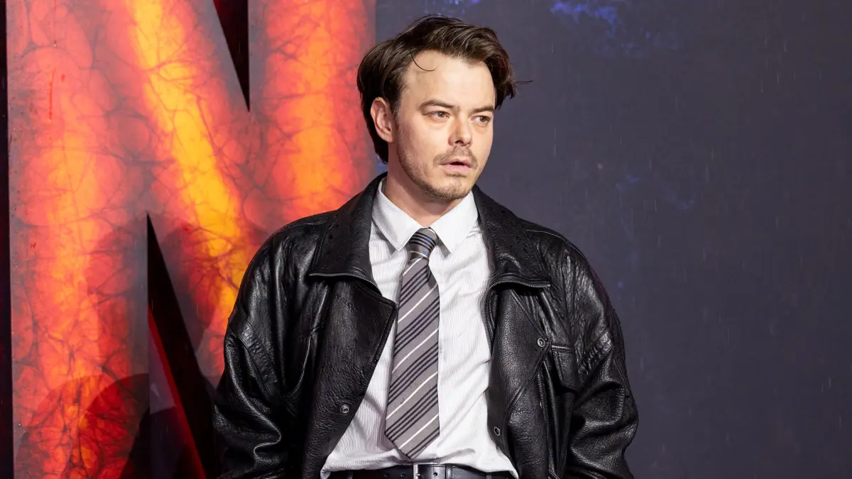 Charlie Heaton ist jetzt 31 Jahre alt. Neben der Schauspieleri widmet er sich auch musikalischen Aktivitäten, unter anderem als Schlagzeuger.