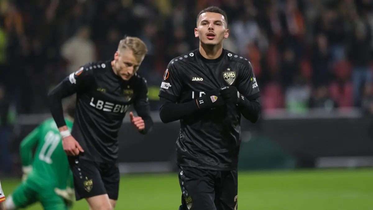 Go Ahead Eagles Deventer - VfB Stuttgart: 27.11.2025, Niederlande, Deventer: Fußball: Europa League, Go Ahead Eagles Deventer - VfB Stuttgart, Vorrunde, 5. Spieltag, De Adelaarshorst, Stuttgarts Badredine Bouanani jubelt nach dem vierten Tor seiner Mannschaft. Foto: Patrick Post/AP/dpa +++ dpa-Bildfunk +++