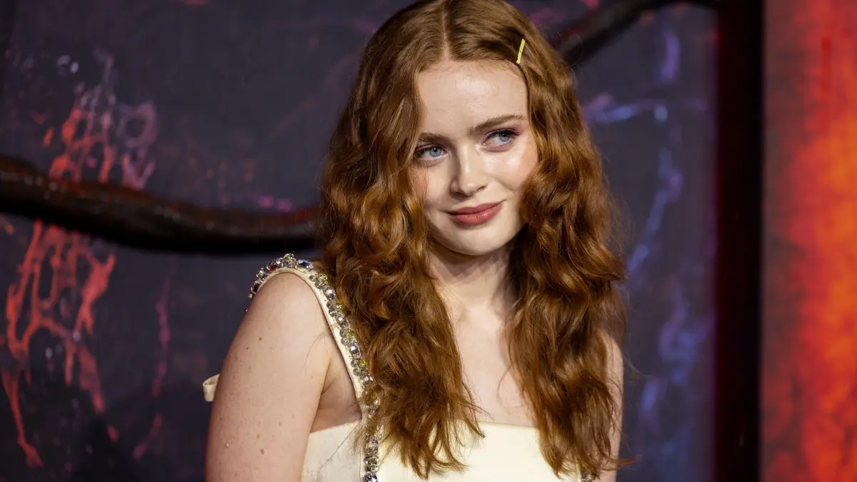 Kaum wiederzuerkennen: Sadie Sink bei der Premiere von "Stranger Thing" Staffel 5. Sie ist mittlerweile 23 Jahre alt. 2025 wurde sie für ihre Rolle in der Broadway-Produktion von „John Proctor Is the Villain“ für den Tony Award als beste Schauspielerin nominiert.