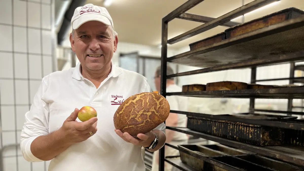 Bäckermeister Heins Manke hat die Streuobstwiese ins Brot gepackt und verkauft das Streuobst-Laible immer freitags und samstags in seiner Bäckerei Leins in Wurmlingen.