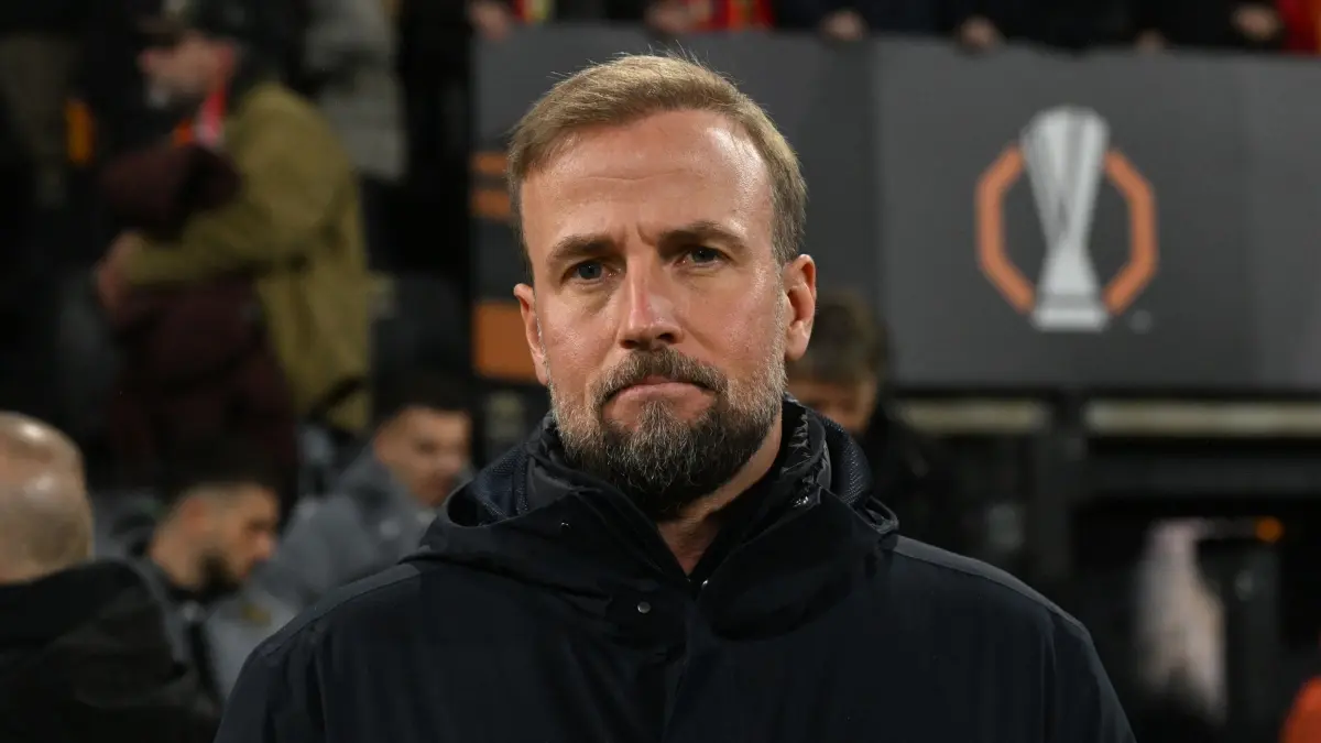 Go Ahead Eagles Deventer - VfB Stuttgart: 27.11.2025, Niederlande, Deventer: Fußball: Europa League, Go Ahead Eagles Deventer - VfB Stuttgart, Vorrunde, 5. Spieltag, De Adelaarshorst, Trainer Sebastian Hoeneß (VfB Stuttgart) vor dem Spiel. Foto: Federico Gambarini/dpa +++ dpa-Bildfunk +++