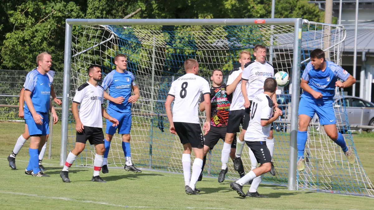 Der SV Gründelhardt-Oberspeltach (blau) – hier im Spiel beim SC Wiesenbach – hat aus den letzten sechs Spielen 16 Punkte geholt. Der TSV Crailsheim kommt im gleichen Zeitraum nur auf sieben Punkte – nach sieben Siegen in Serie zum Saisonstart.
