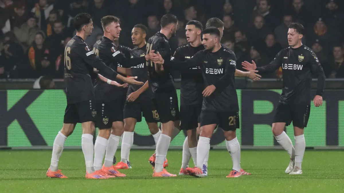 Go Ahead Eagles Deventer - VfB Stuttgart: 27.11.2025, Niederlande, Deventer: Fußball: Europa League, Go Ahead Eagles Deventer - VfB Stuttgart, Vorrunde, 5. Spieltag, die Spieler der Stuttgarter Mannschaft feiern nach dem zweiten Tor von Jamie Leweling (3.v.l). Foto: Patrick Post/AP/dpa +++ dpa-Bildfunk +++