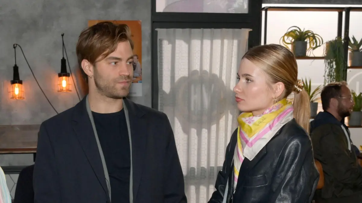 Julian (Onno Buß) und Johanna (Charlott Reschke) sind derzeit zerstritten.