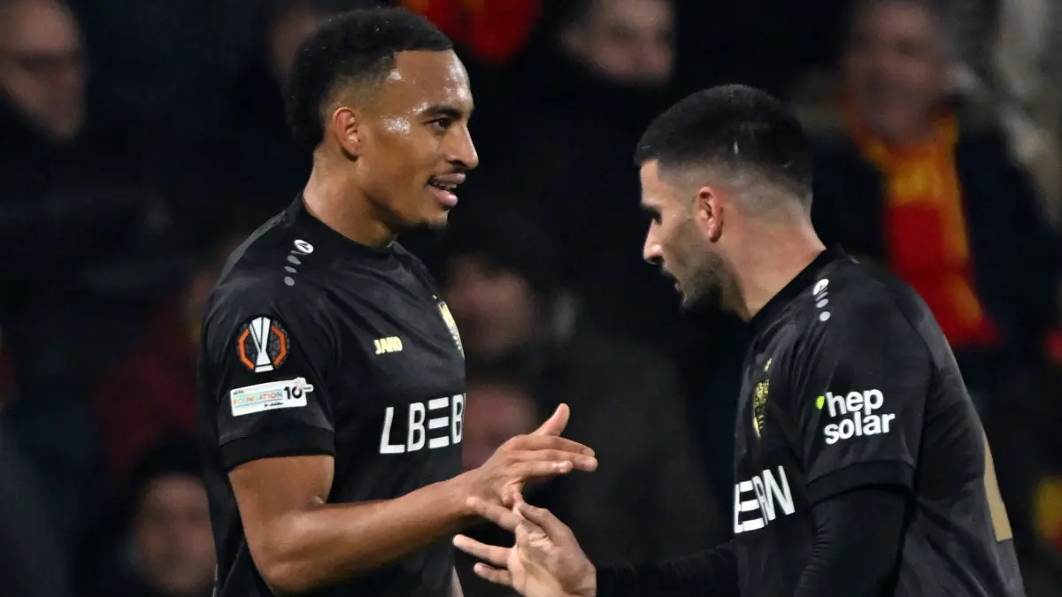 Go Ahead Eagles Deventer - VfB Stuttgart: 27.11.2025, Niederlande, Deventer: Fußball: Europa League, Go Ahead Eagles Deventer - VfB Stuttgart, Vorrunde, 5. Spieltag, De Adelaarshorst, Jamie Leweling (VfB Stuttgart) und Deniz Undav (VfB Stuttgart) bejubeln das Tor zum 2:0. Foto: Federico Gambarini/dpa +++ dpa-Bildfunk +++
