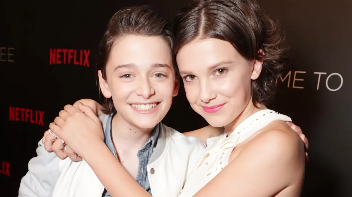 Die Chemie im "Stranger Things"-Cast stimmt von Anfang an: Millie Bobby Brown mit ihrem Co-Star Noah Schnapp, der in der Serie Will Byers spielt.