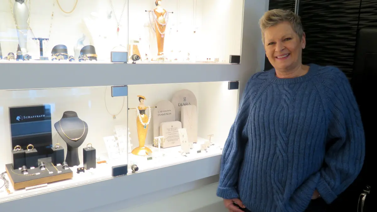 Führt Goldschmied Haas in dritter Generation: Geschäftsinhaberin Michaela Haas.