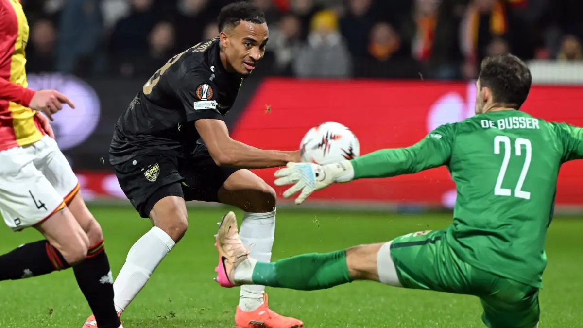 Go Ahead Eagles Deventer - VfB Stuttgart: 27.11.2025, Niederlande, Deventer: Fußball: Europa League, Go Ahead Eagles Deventer - VfB Stuttgart, Vorrunde, 5. Spieltag, De Adelaarshorst, Torwart Jari De Busser (Go Ahead Eagles Deventer) und Jamie Leweling (VfB Stuttgart) kämpfen um den Ball. Foto: Federico Gambarini/dpa +++ dpa-Bildfunk +++
