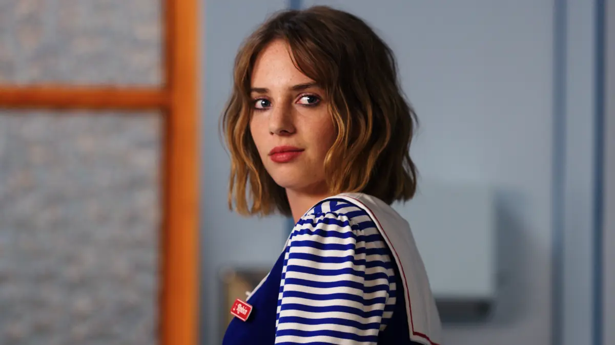 Maya Hawke stößt als Robin Buckley erst in Staffel 3 zu der liebgewonnenen Clique. Sie ist die Tochter der Hollywoodstars Ethan Hawke und Uma Thurman. Während sie in der Serie eine etwa 18-jährige Teenagerin spielt, ist Maya Hawke tatsächlich schon 27 Jahre alt.