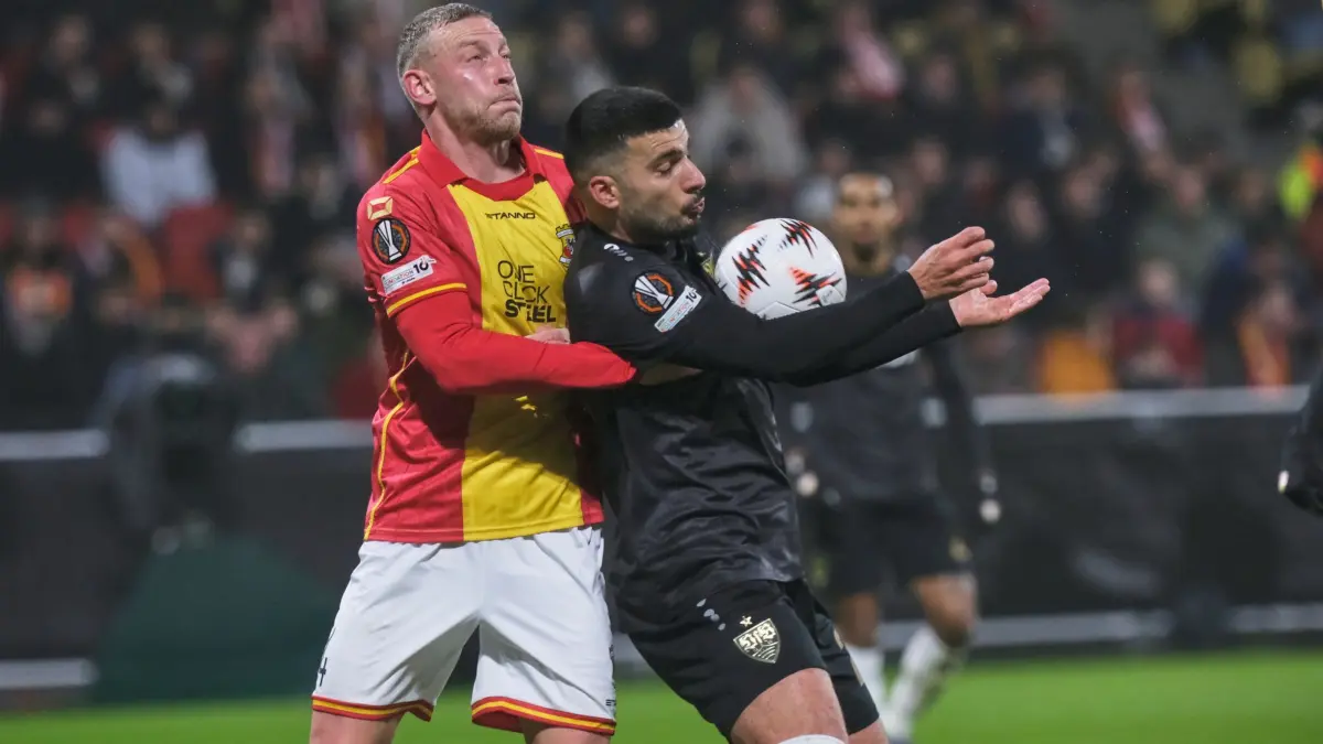 Go Ahead Eagles Deventer - VfB Stuttgart: 27.11.2025, Niederlande, Deventer: Fußball: Europa League, Go Ahead Eagles Deventer - VfB Stuttgart, Vorrunde, 5. Spieltag, De Adelaarshorst, Stuttgarts Deniz Undav (r)( und Joris Kramer von den Go Ahead Eagles kämpfen um den Ball. Foto: Patrick Post/AP/dpa +++ dpa-Bildfunk +++
