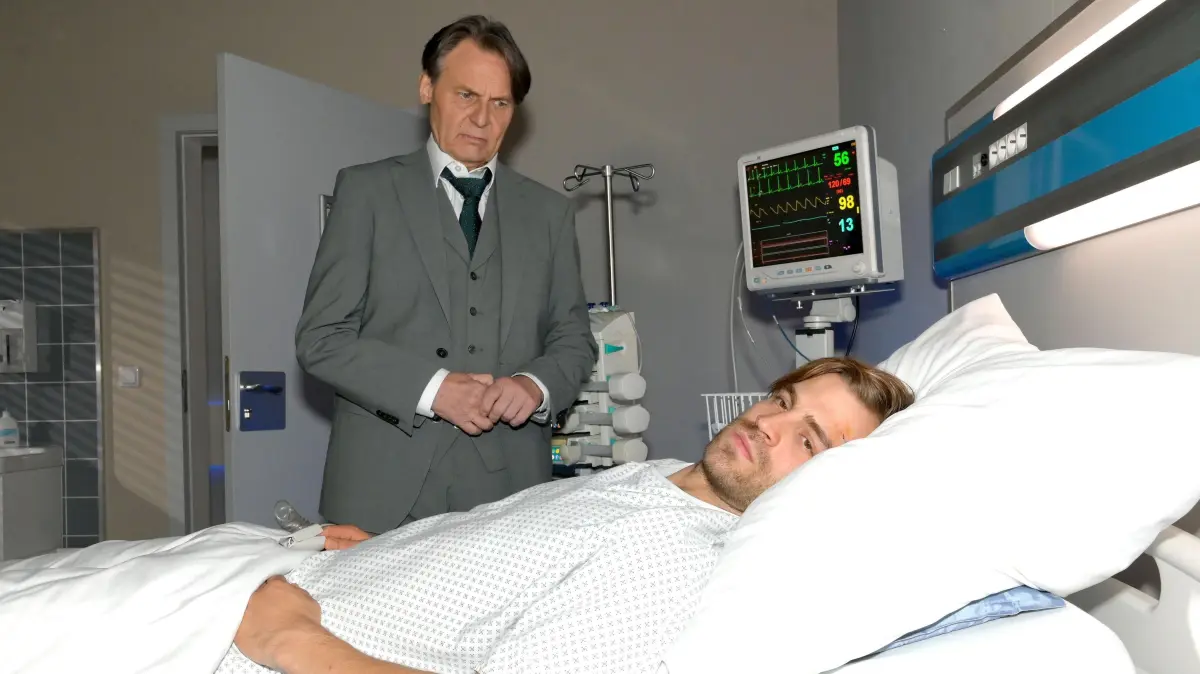 Jo Gerner (Wolfgang Bahro) bangt um seinen Sohn Julian (Onno Buß).