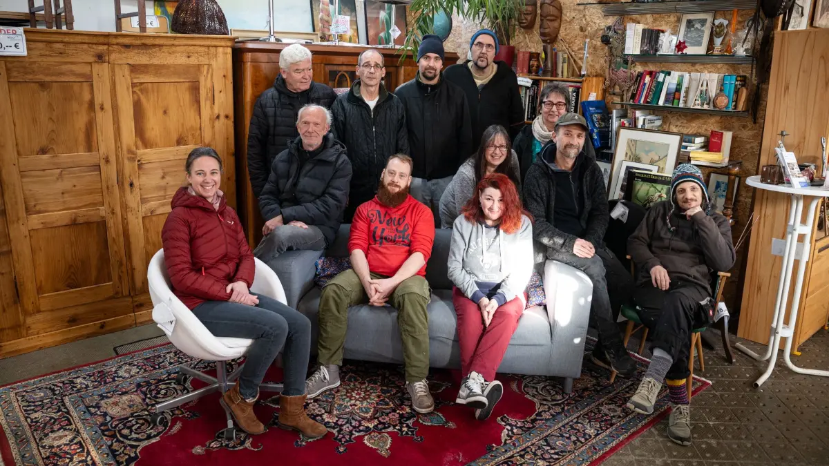 Die Gebrauchtwarenbörse Retour im Loretto muss umziehen, hier Teile des Teams in der Möbelbörse.