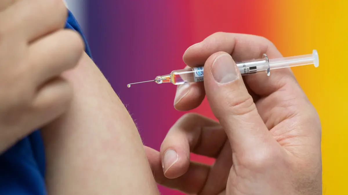Die Grippesaison 2025 startet früh und heftig, Grund ist der mutierte Virusstamm H3N2. Ob die Impfung wirkt und welche Personengruppen besonders betroffen sind.