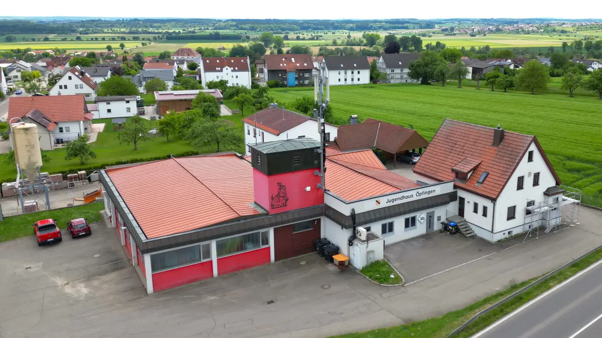 Feuerwehr, Bauhof, Jugendhaus in Öpfingen Drohnenbild: Der Gebäudekomplex mit Feuerwehrgerätehaus, Bauhof und Jugendhaus in der Öpfinger Darrengasse angrenzend an die B 311 soll neu strukturiert werden.