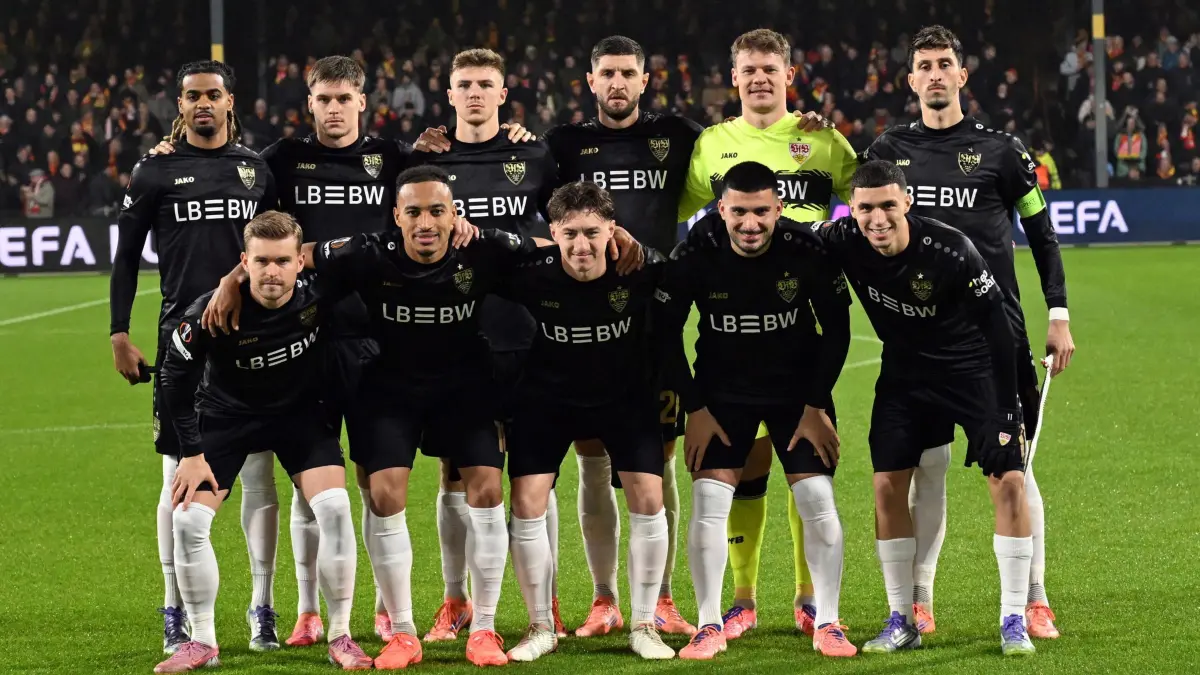 Go Ahead Eagles Deventer - VfB Stuttgart: 27.11.2025, Niederlande, Deventer: Fußball: Europa League, Go Ahead Eagles Deventer - VfB Stuttgart, Vorrunde, 5. Spieltag, De Adelaarshorst,Stuttgarts Startelf posiert vor dem Spiel für ein Mannschaftsfoto. Foto: Federico Gambarini/dpa +++ dpa-Bildfunk +++