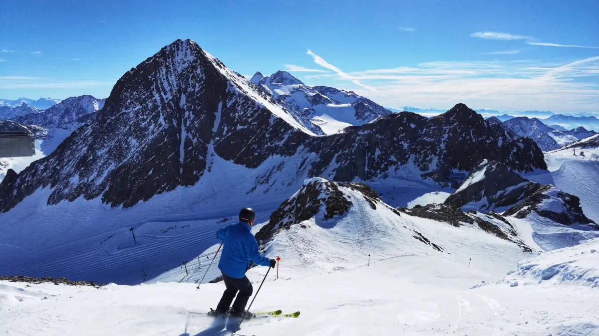 Rettungskräfte durchsuchen nach dem Lawinenabgang am Stubaier Gletscher (Symbolbild) den Schnee nach möglichen Vermissten.