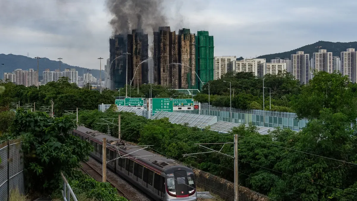 Brand in Hongkong: 27.11.2025, Hongkong: Rauch steigt auf, nachdem im Wang Fuk Court, einer Wohnanlage im Stadtteil Tai Po in den New Territories von Hongkong, ein Feuer ausgebrochen ist. Foto: Chan Long Hei/AP/dpa +++ dpa-Bildfunk +++