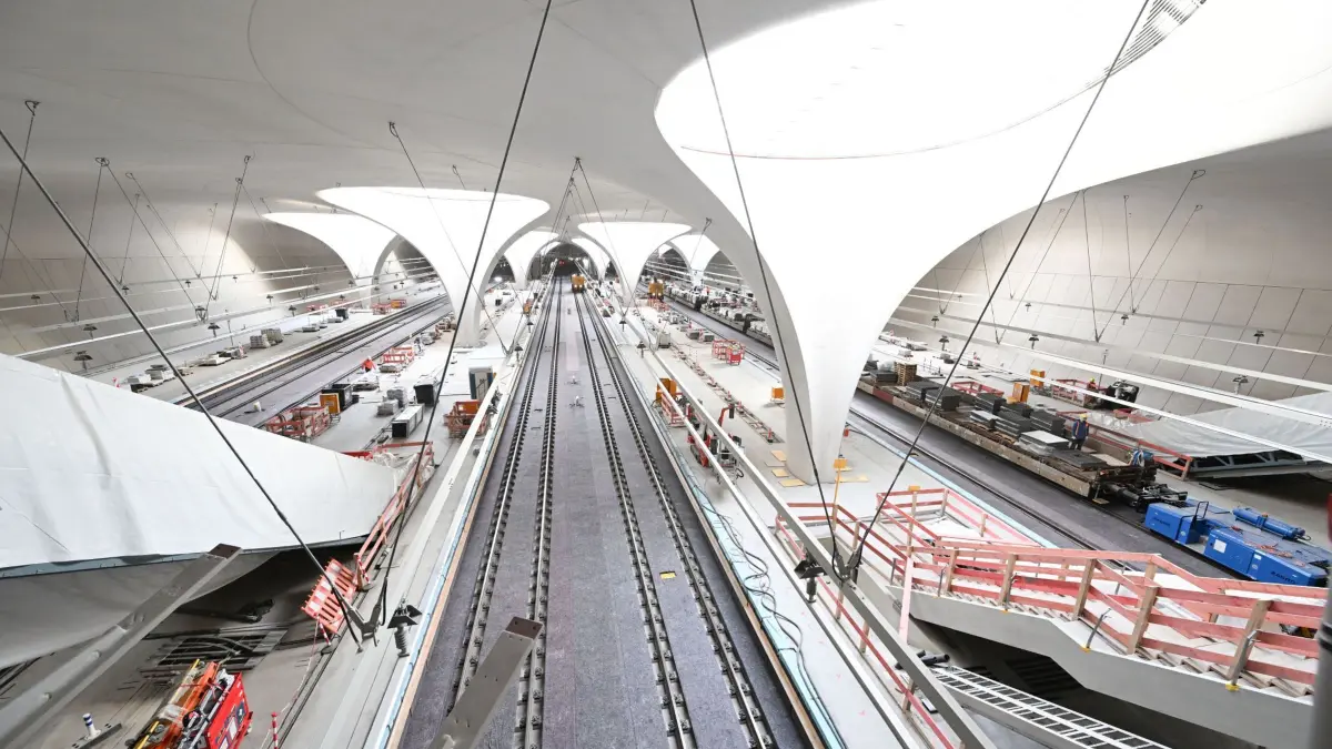 Baustelle Stuttgart 21 Tiefbahnhof: ARCHIV - 19.11.2025, Baden-Württemberg, Stuttgart: Die Baustelle des neuen unter die Erde verlegten Hauptbahnhofs im Rahmen des Bahnprojekts Stuttgart 21. Die Fertigstellung des Bauprojekts Stuttgart 21 verzögert sich weiter. Wie die Deutsche Presse-Agentur aus Kreisen der Projektpartner und des Bahn-Aufsichtsrates erfuhr, soll der Tiefbahnhof nicht mehr wie geplant im Dezember 2026 eröffnen. (zu dpa: «Klage zu Brandschutz bei Stuttgart 21 abgewiesen») Foto: Bernd Weißbrod/dpa +++ dpa-Bildfunk +++