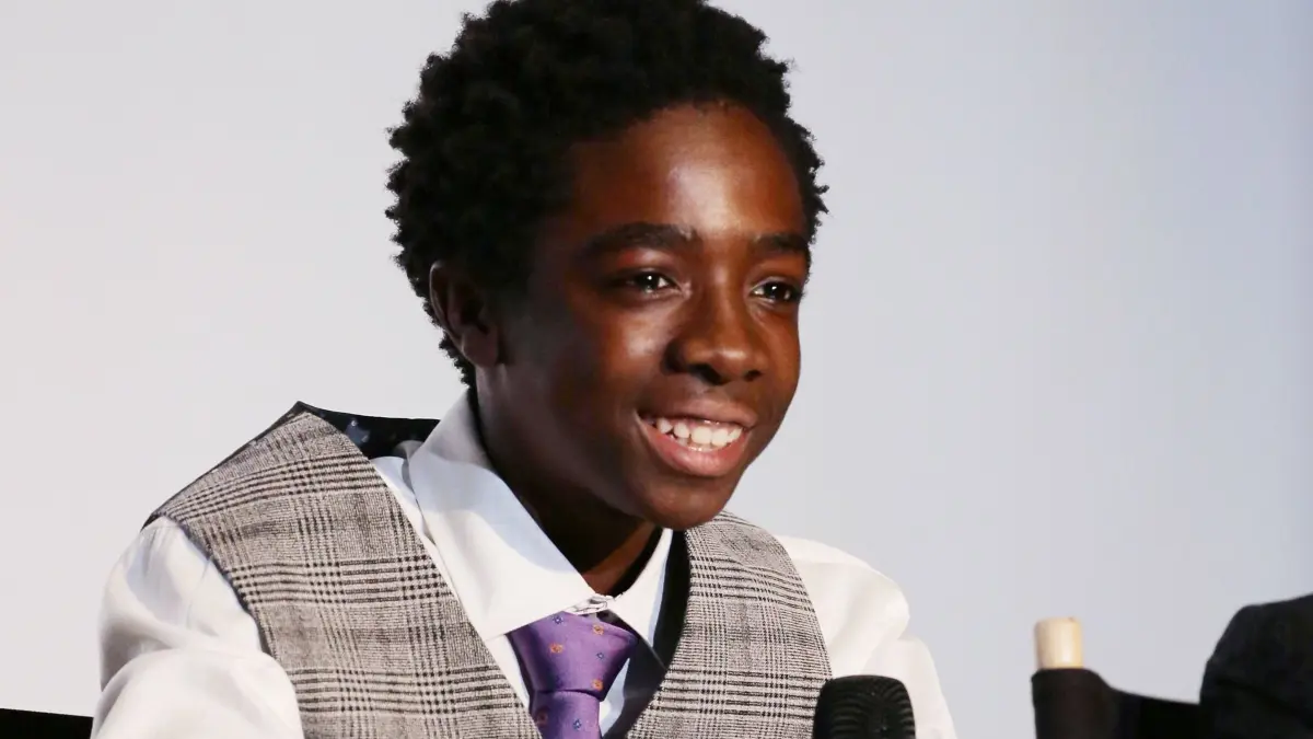 Er ist der vierte im Bunde der Jungs-Clique aus "Stranger Things": Caleb McLaughlin spielt Lucas Sinclair. Unter den Jungdarstellern ist er der älteste. Der 2001 geborene Schauspieler war bei den Dreharbeiten zu Staffel 1 immerhin schon 14 Jahre alt.