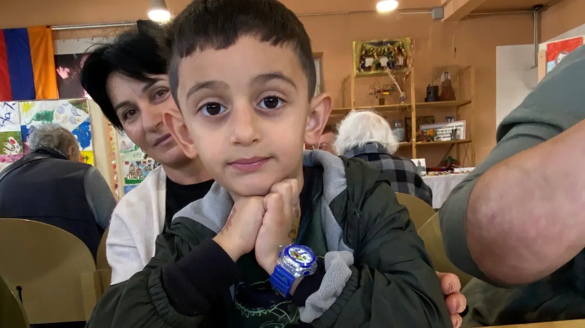 Anush Sargsyan aus Bergkarabach mit ihrem Enkel Michael