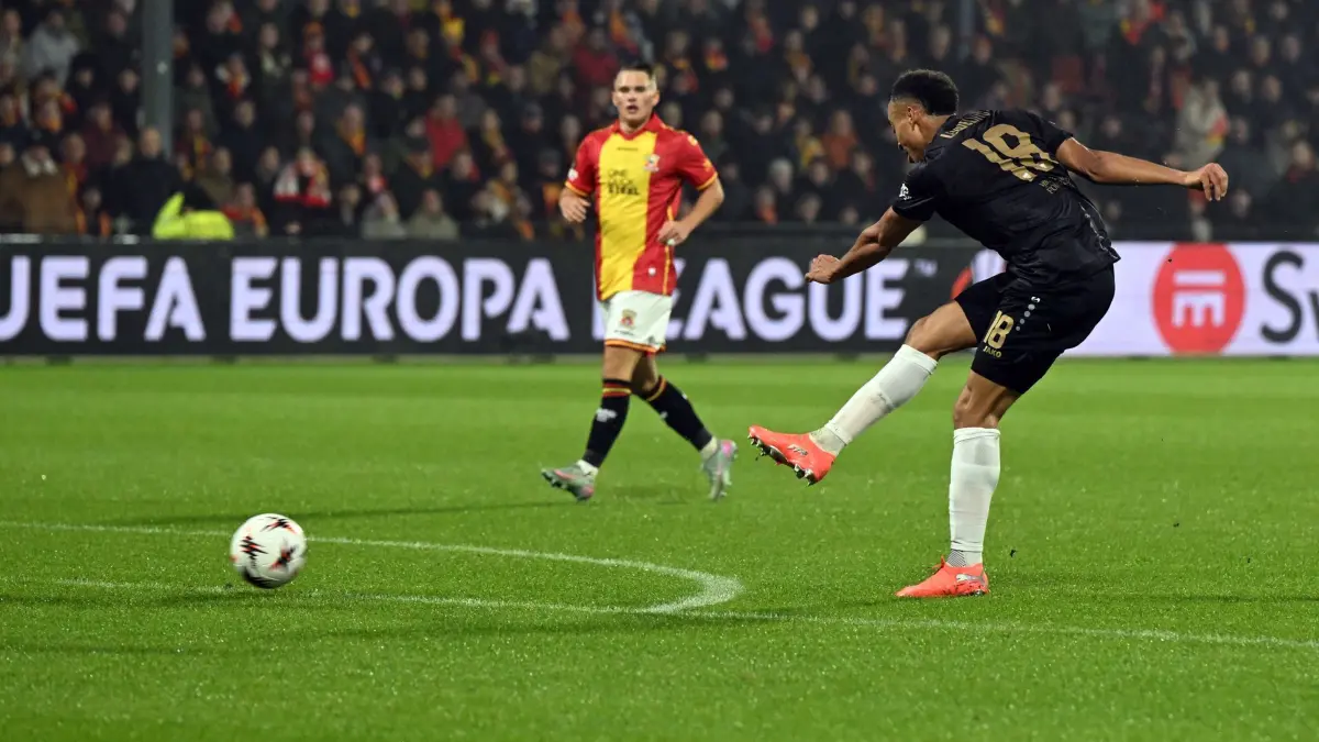 Go Ahead Eagles Deventer - VfB Stuttgart: 27.11.2025, Niederlande, Deventer: Fußball: Europa League, Go Ahead Eagles Deventer - VfB Stuttgart, Vorrunde, 5. Spieltag, De Adelaarshorst, Jamie Leweling (VfB Stuttgart) erzielt das Tor zum 2:0. Foto: Federico Gambarini/dpa +++ dpa-Bildfunk +++