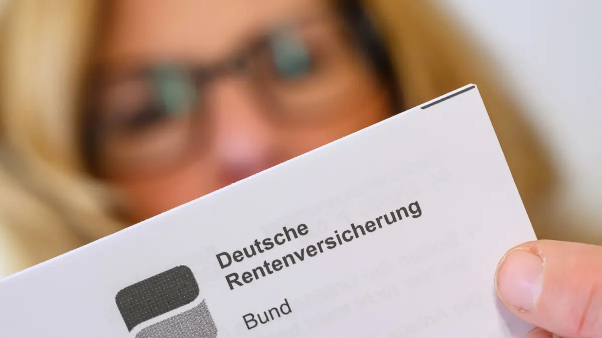 Rente: ILLUSTRATION - 27.11.2025, Brandenburg, Sieversdorf: Eine Frau liest ein Schreiben der Deutschen Rentenversicherung in ihrer Wohnung. Die Spitzen von Union und SPD wollen heute Abend im Koalitionsausschusses unter anderem nach einer Lösung im Streit über das Rentenpaket suchen. Foto: Patrick Pleul/dpa +++ dpa-Bildfunk +++