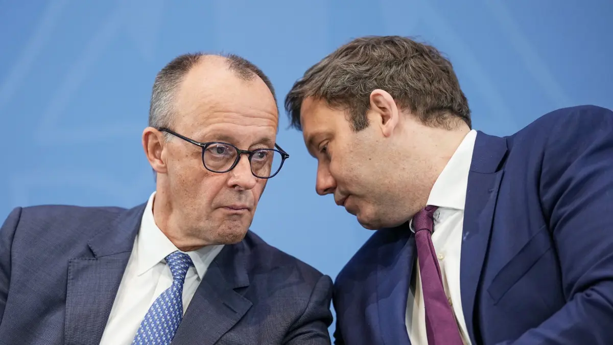 28.11.2025, Berlin: Bundeskanzler Friedrich Merz (l, CDU) und Lars Klingbeil (SPD), Bundesminister der Finanzen, nehmen an der Pressekonferenz der Koalitionsspitzen zu den Ergebnissen des Koalitionsausschusses teil. Bei den Beratungen der Spitzen von Union und SPD stand das Thema Rente im Mittelpunkt. Foto: Michael Kappeler/dpa +++ dpa-Bildfunk +++