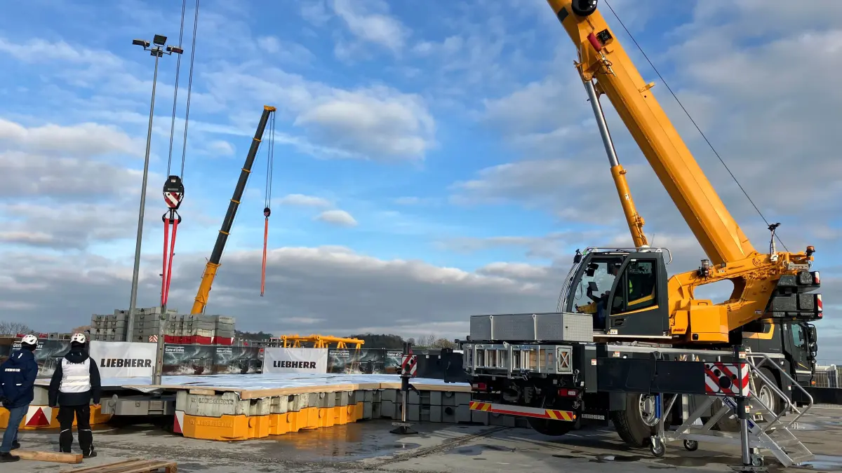 Sensibel mit dem Großgerät: Wettbewerb "Game of Cranes" in Ehingen.