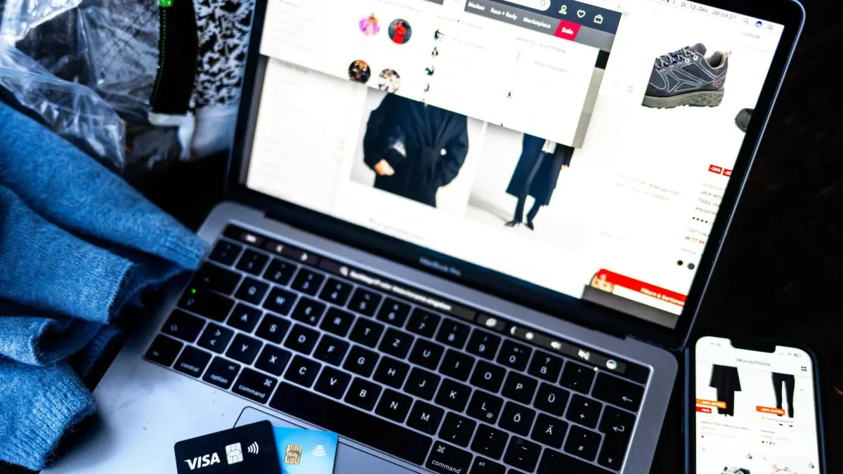 Verschiedene Online-Shops sind auf einem Laptop geöffnet: ILLUSTRATION - Online-Marktplätze müssen nach dem Digital Services Act benutzerfreundliche Meldewege für illegale Inhalte und Produkte bereitstellen. (zu dpa: «Online-Shopping-Ärger? - Damit stehen Sie nicht allein da») Foto: Sina Schuldt/dpa/dpa-tmn - Honorarfrei nur für Bezieher des dpa-Themendienstes +++ dpa-Themendienst +++