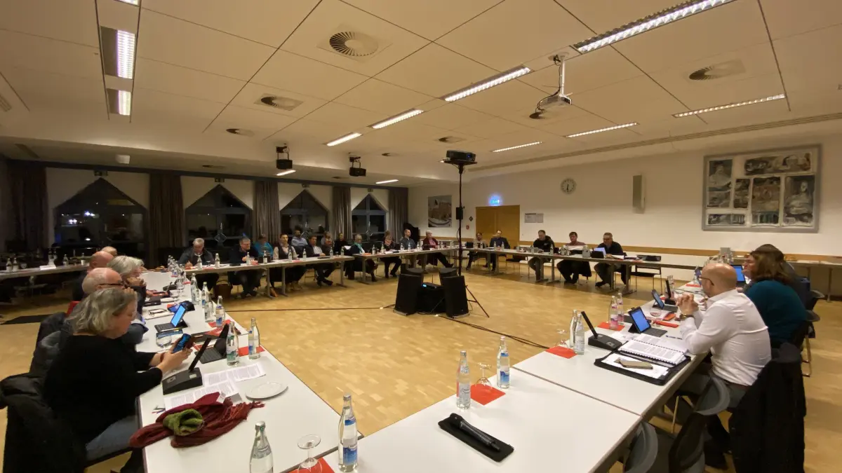 Der Gemeinderat tagt im Kernersaal der Limpurghalle.
