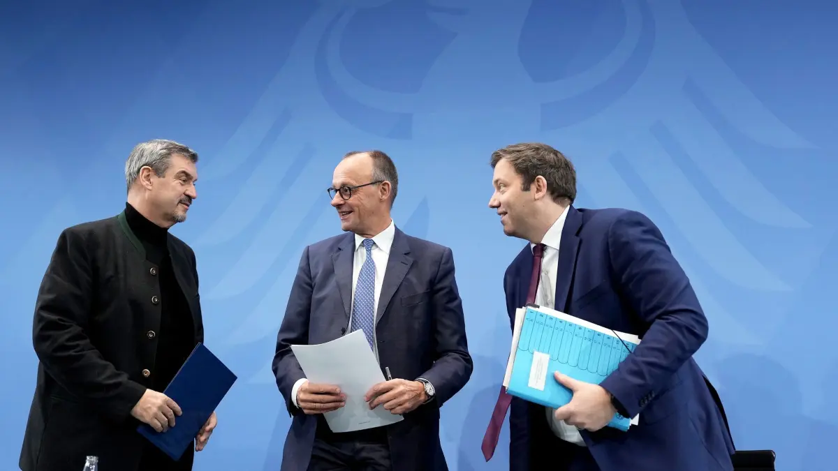 Koalitionsausschuss: 28.11.2025, Berlin: Markus Söder (l-r, CSU), Ministerpräsident von Bayern und CSU-Vorsitzender, Bundeskanzler Friedrich Merz (CDU) und Lars Klingbeil (SPD), Bundesminister der Finanzen, nehmen an der Pressekonferenz der Koalitionsspitzen zu den Ergebnissen des Koalitionsausschusses teil. Bei den Beratungen der Spitzen von Union und SPD stand das Thema Rente im Mittelpunkt. Foto: Michael Kappeler/dpa +++ dpa-Bildfunk +++