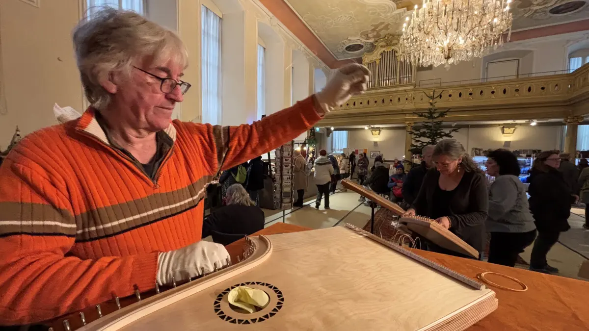 Andreas Wollenzien (65) zieht andere Saiten auf. Der Klavier- und Cemballobauer aus Vellberg hat sich der Tischharfe verschrieben.