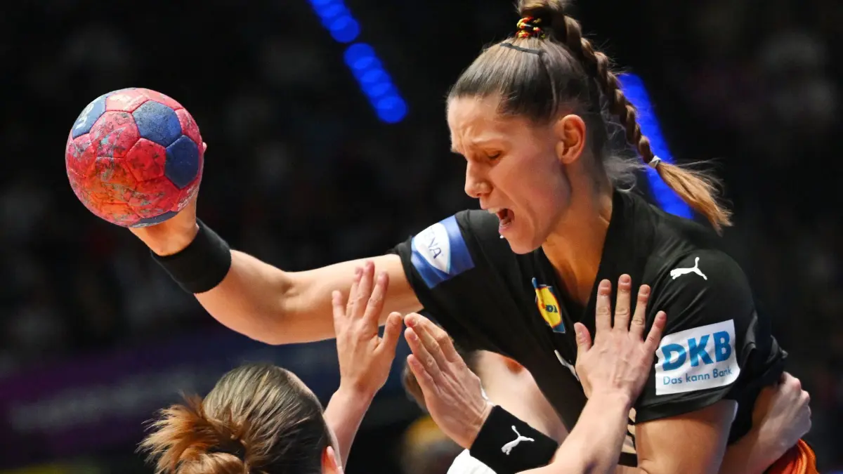 Uruguay - Deutschland: 28.11.2025, Baden-Württemberg, Stuttgart: Handball, Frauen: WM, Uruguay - Deutschland, Vorrunde, Gruppe C, 2. Spieltag. Xenia Smits (Deutschland, r-l) in Aktion mit Camila Barreiro Guerra (Uruguay). Foto: Marijan Murat/dpa +++ dpa-Bildfunk +++