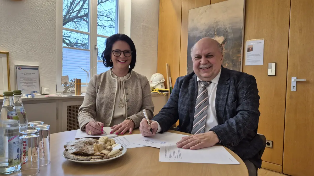 Bürgermeisterin Anja Sauer und Dekan Michael Karwounopoulos unterschreiben die neuen Verträge für die Trägerschaft der Kindergärten in Donnstetten und Zainingen.