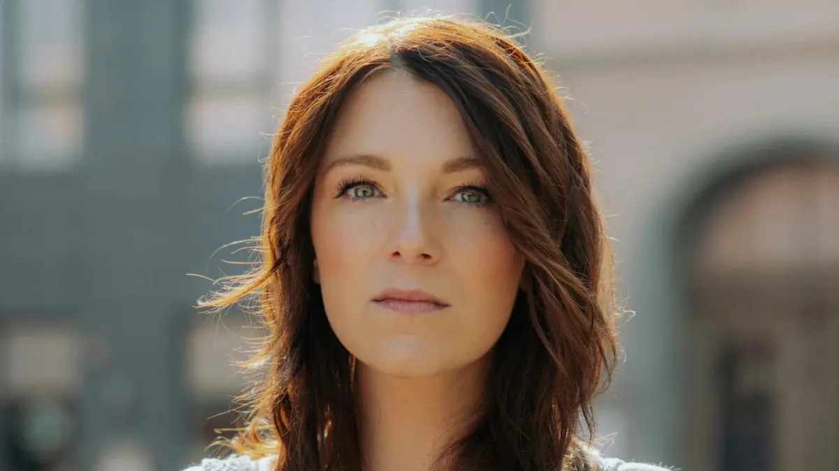 Lilly (Iris Mareike Steen) hat derzeit Liebeskummer.