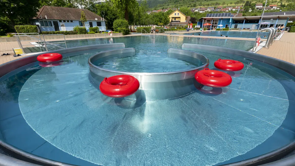 Anbaden im Freibad Kuchen