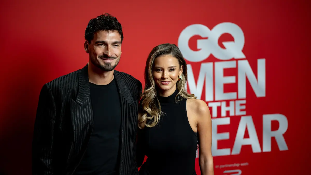 Mats Hummels und Nicola Cavanis auf dem Roten Teppich der GQ Men of the Year-Gala in Berlin.