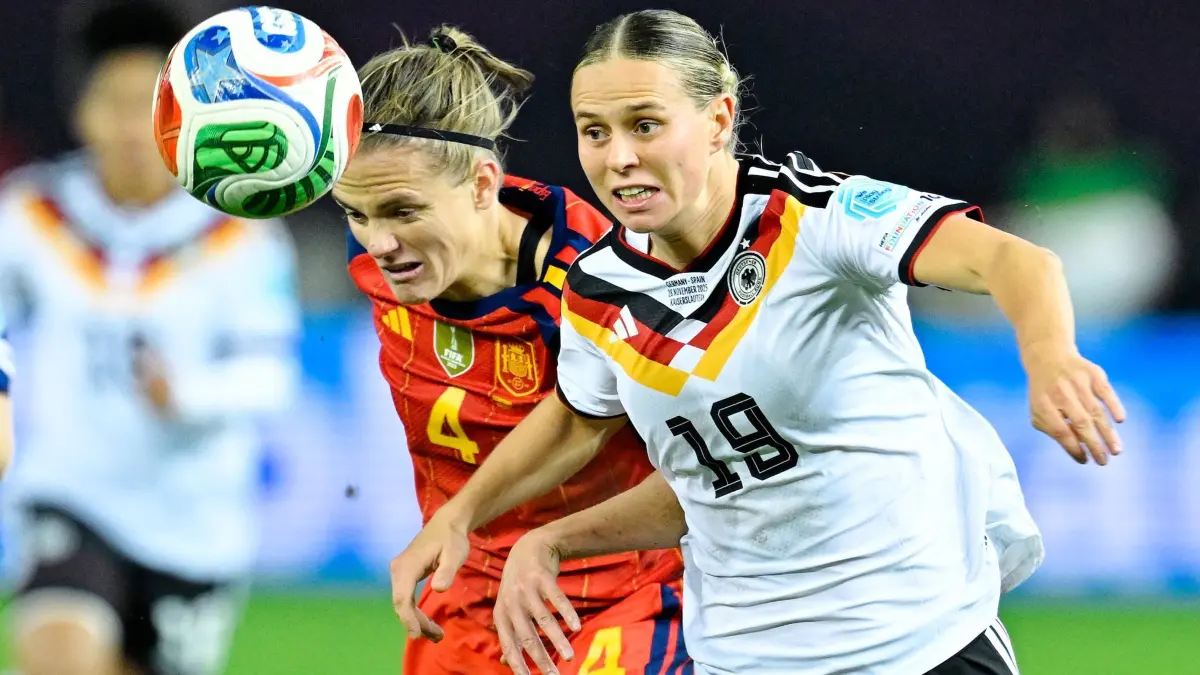 Deutschland - Spanien: 28.11.2025, Rheinland-Pfalz, Kaiserslautern: Fußball, Frauen: Nations League A Frauen, Deutschland - Spanien, Play-off-Runde, Finale, Hinspiele, Fritz-Walter-Stadion. Klara Bühl (r, Deutschland) und Irene Paredes (2.v.r., Spanien) kämpfen um den Ball. Foto: Uwe Anspach/dpa +++ dpa-Bildfunk +++