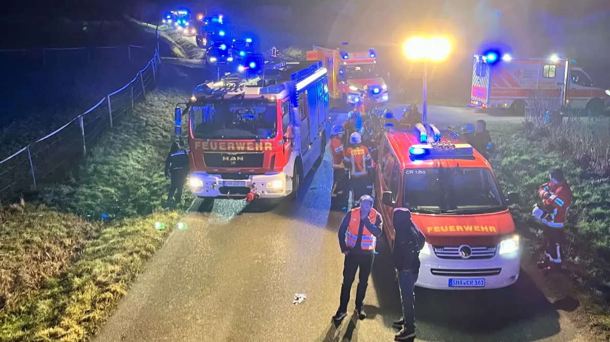 Eine 17-Jährige Frau ist Donnerstagnacht nahe Satteldorf bei einem Unfall ums Leben gekommen.