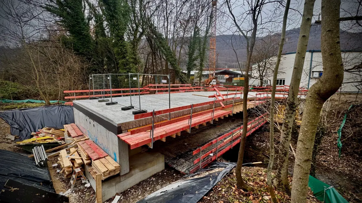 Schon jetzt wird im Gebiet Schwalbenstadt II in Dettingen gebaut: Diese Brücke dient künftig als Zufahrt zum geplanten Pflegeheim.