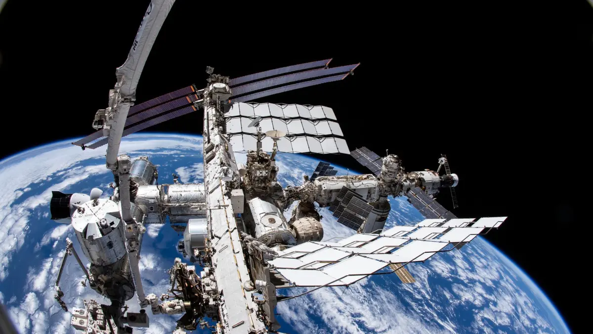 ISS: HANDOUT - 01.12.2021, ---: Eine Aufnahme aus der Kamera des Nasa-Astronauten Thomas Marshburn zeigt die Internationale Raumstation ISS und die Erde darunter. Mit Hilfe von Minisatelliten soll ein Projekt zur weltweiten Tierbeobachtung aus dem All wieder Daten liefern. (zu dpa: «Tiere vom All aus im Blick – Projekt «Icarus» startet neu») Foto: -/NASA/dpa - ACHTUNG: Nur zur redaktionellen Verwendung und nur mit vollständiger Nennung des vorstehenden Credits +++ dpa-Bildfunk +++