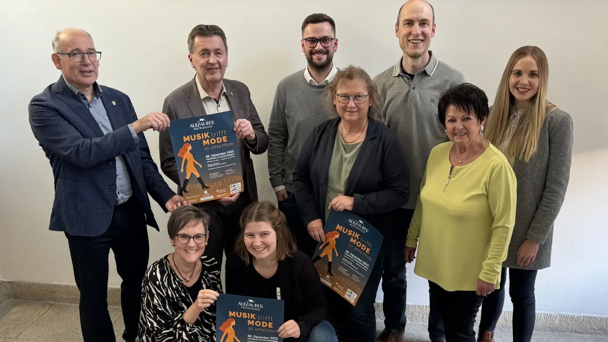 Freuen sich auf ein weiteres Highlight im Jubiläumsjahr: Bettina Leichtle, Prisca Hille (vorne von links), Kulturamtsleiter Martin Roscher, Oberbürgermeister Roland Tralmer, Vorstand Patrick Hähnle, Daniela Sauter, Vorstand Jochen Zoller und Rita Jetter (stehend von links).