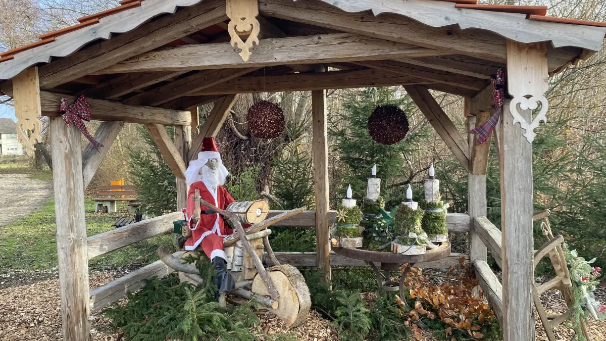 Der Weihnachtsmann hat in seiner festlich geschmückten Garage geparkt.