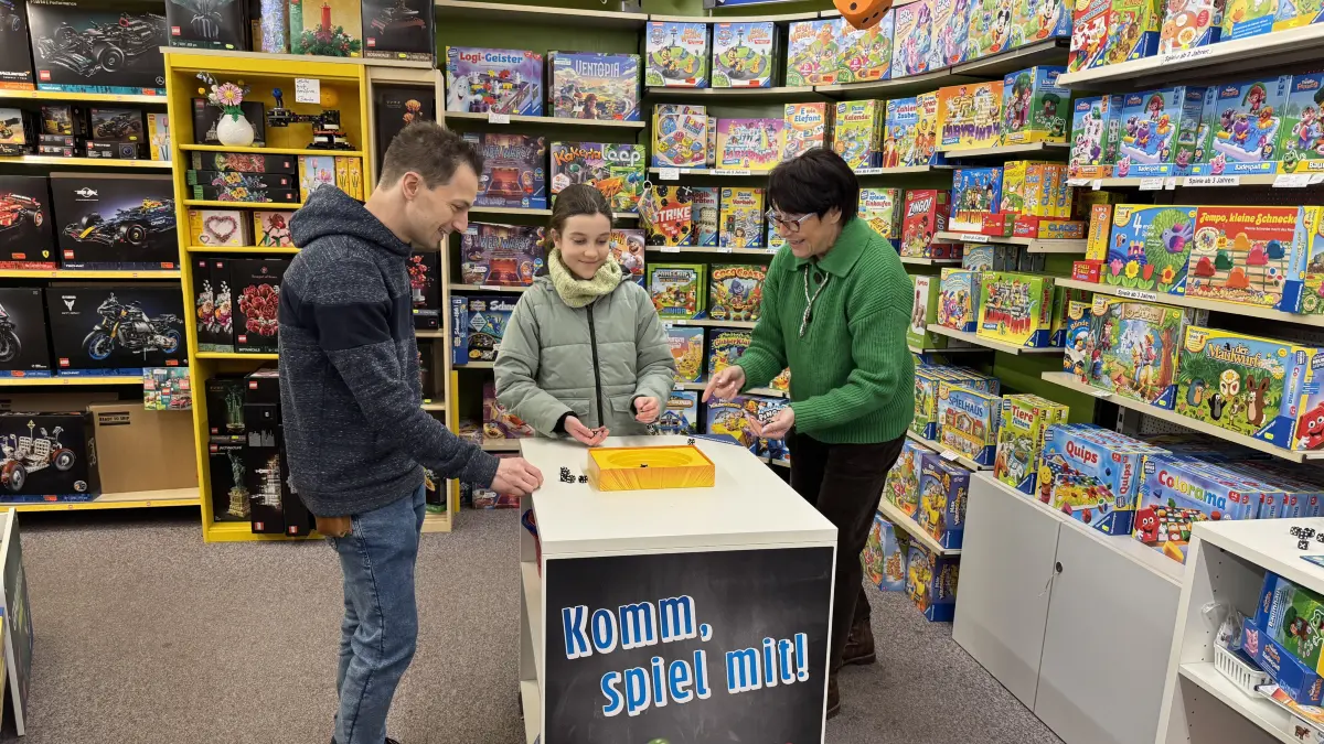 Marion und Tommy Klein spielen mit der elfjährigen Luisa eine Runde "Strike" in ihrem Spielwarengeschäft in Tailfingen.