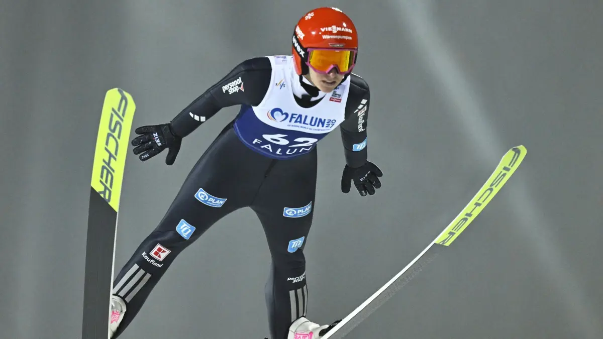 Ski-Weltcup in Falun: 28.11.2025, Schweden, Falun: Ski nordisch/Skispringen: Weltcup, Normalschanze, Frauen. Katharina Schmid aus Deutschland in Aktion. Foto: Fredrik Sandberg/TT News Agency/AP/dpa +++ dpa-Bildfunk +++