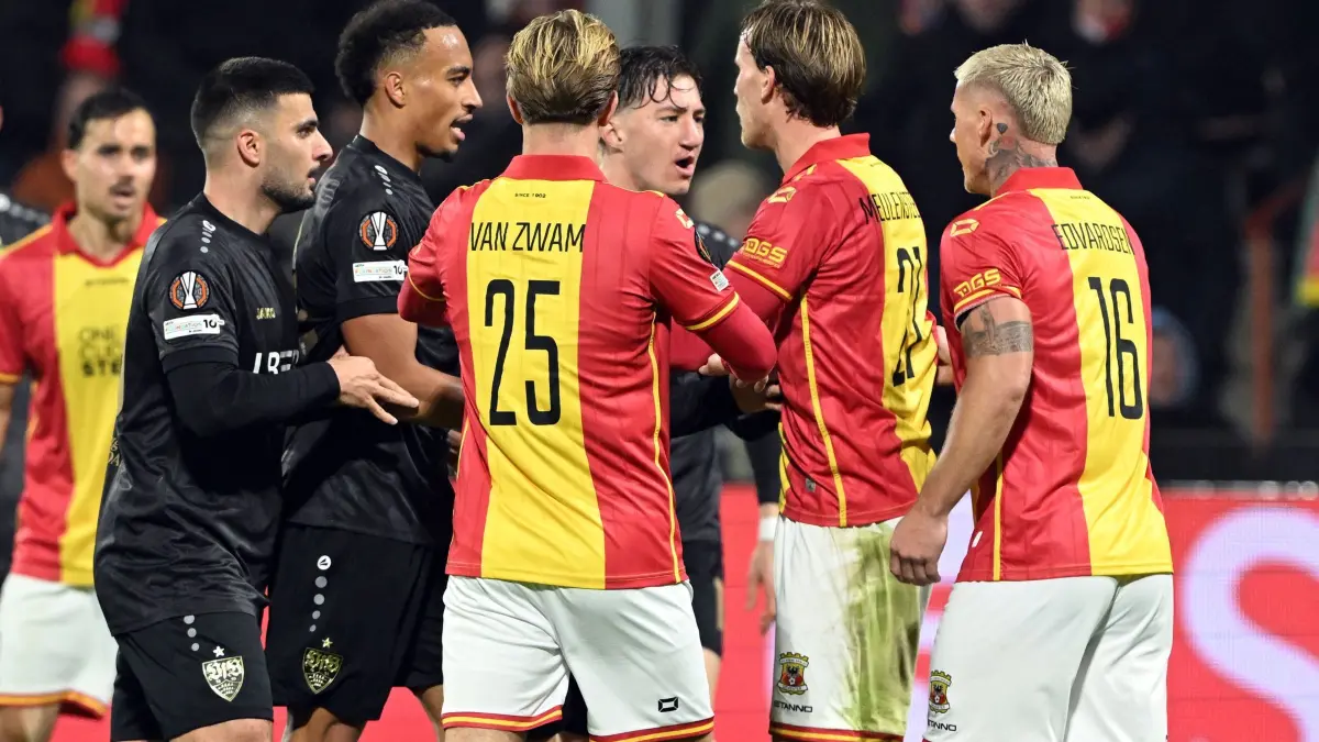 Go Ahead Eagles Deventer - VfB Stuttgart: 27.11.2025, Niederlande, Deventer: Fußball: Europa League, Go Ahead Eagles Deventer - VfB Stuttgart, Vorrunde, 5. Spieltag, De Adelaarshorst, Angelo Stiller (M, hinten, 3vr Stuttgart) und Victor Edvardsen (r/ Go Ahead Eagles) geraten aneinander. (recrop) Foto: Federico Gambarini/dpa +++ dpa-Bildfunk +++