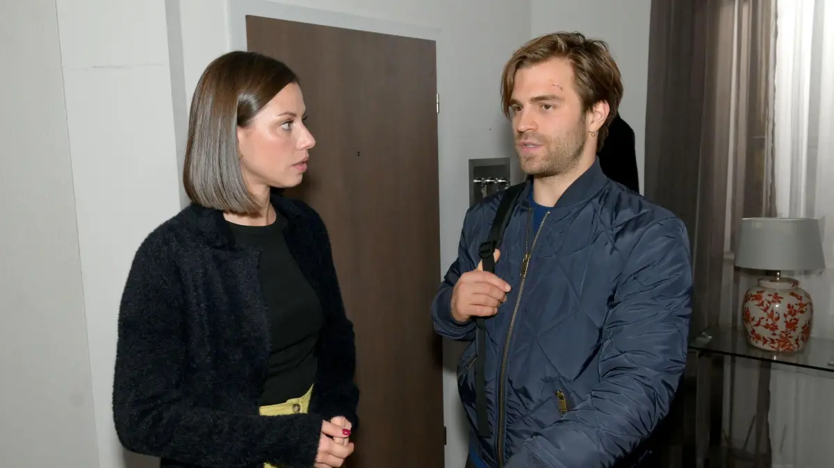 Matilda (Anna-Katharina Fecher) und Julian (Onno Buß) nähern sich wieder an.