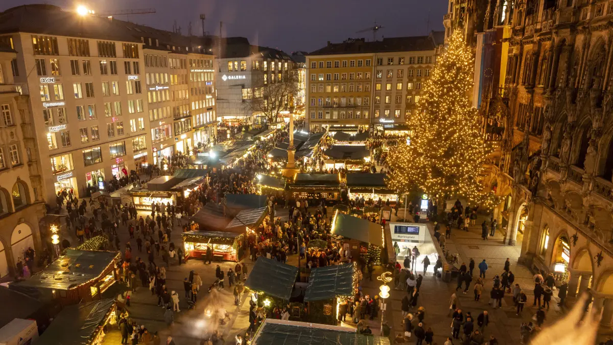 Der Christkindlmarkt auf dem Marienplatz im Zentrum der Stadt. (zu dpa: «Bayreuth startet mit «Winterdorf» in Weihnachtsmarkt-Saison») +++ dpa-Bildfunk +++