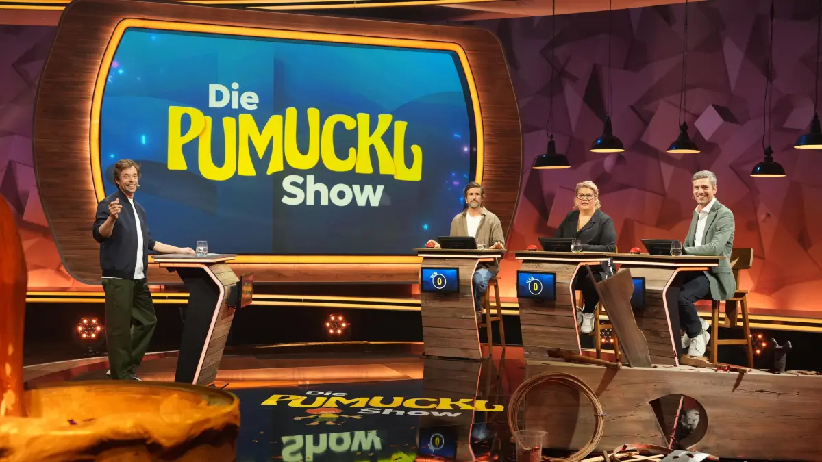 Der kleine Kobold Pumuckl sorgt ab Dezember 2025 auf RTL+, RTL und TOGGO wieder für Abenteuer und Spaß. V.l.: Tobi Krell, Tom Beck, Ilka Bessin, Ingo Zamperoni