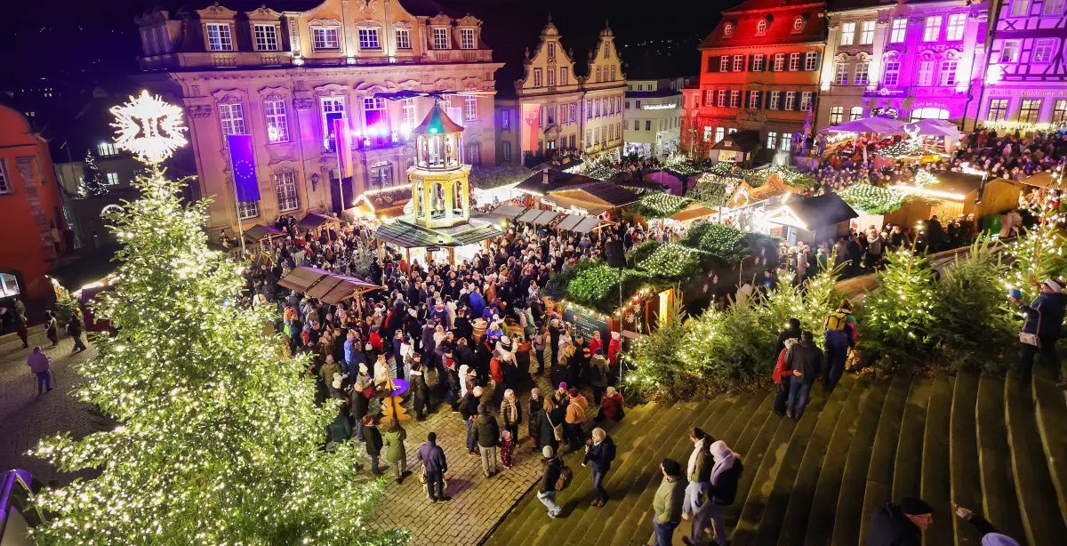 Weihnachtsmarkt Schwäbisch Hall - Haller Weihnacht - Weihnachtszauber - Eröffnung auf dem Marktplatz 2025. Advent Weihnachten Viele Besucher kommen zum festlichen beleuchteten Marktplatz